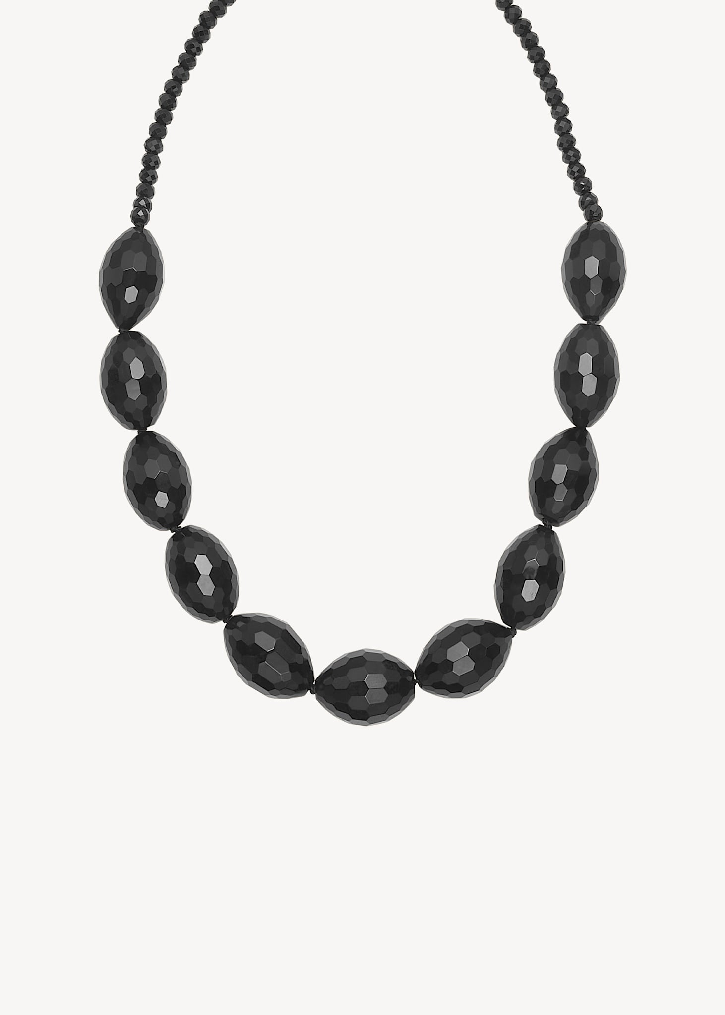 Unik halskæde i guldbelagt sterling sølv med store sorte agat ædelsten og mindre sorte spinel ædelsten, der glimter i lyset med en guld bidsellås i vintage udseende