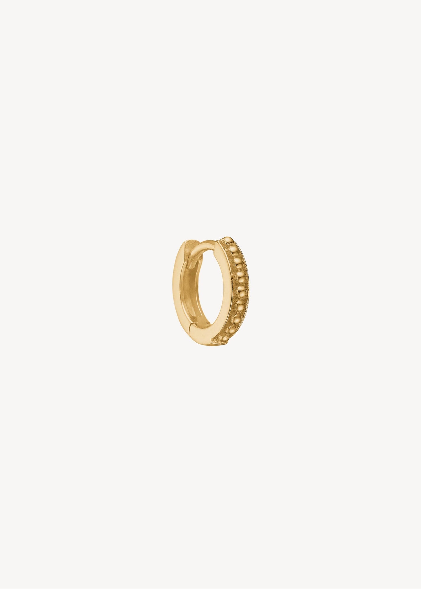 Lille huggie hoop ørering til charms i guldbelagt sterling sølv med antikt inspireret mønster, perfekt gave til hende, gave til ham og gave til konfirmanden 
