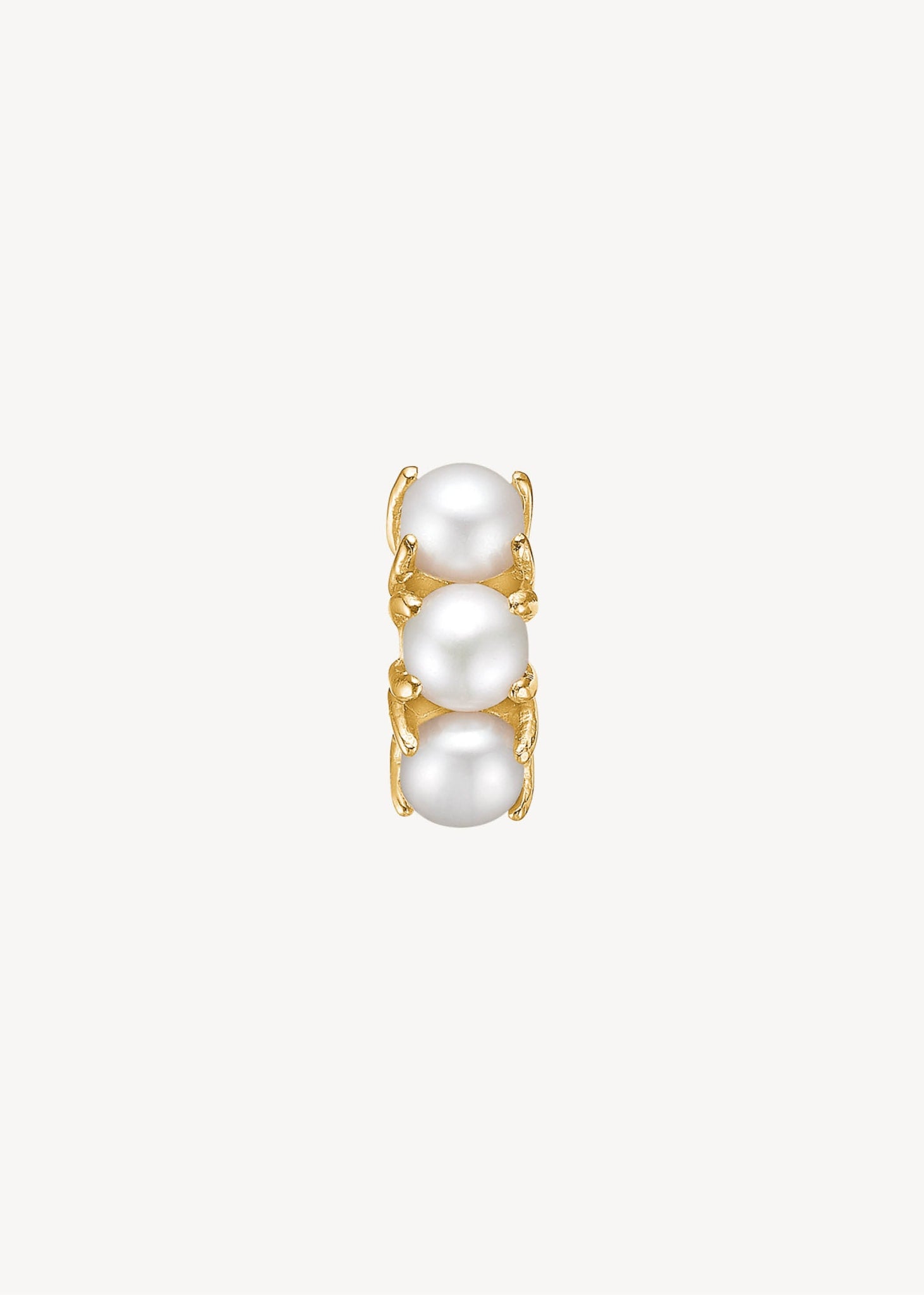Gem hoops fra carré jewellery i guldbelagt sølv med hvide runde ferskvandsperler
