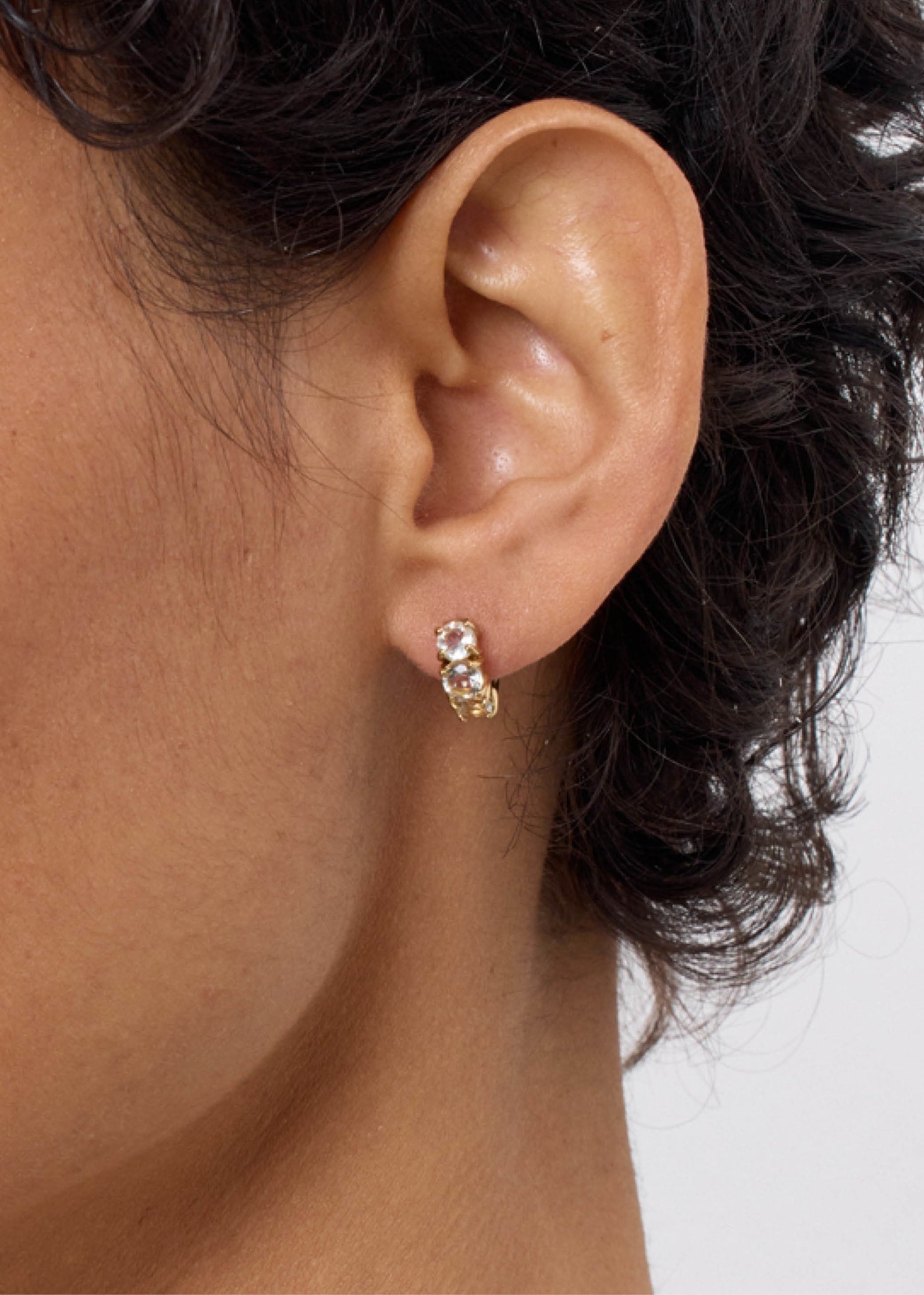 Gem hoops fra carré med gule lemon kvarts ædelsten i en huggie hoop