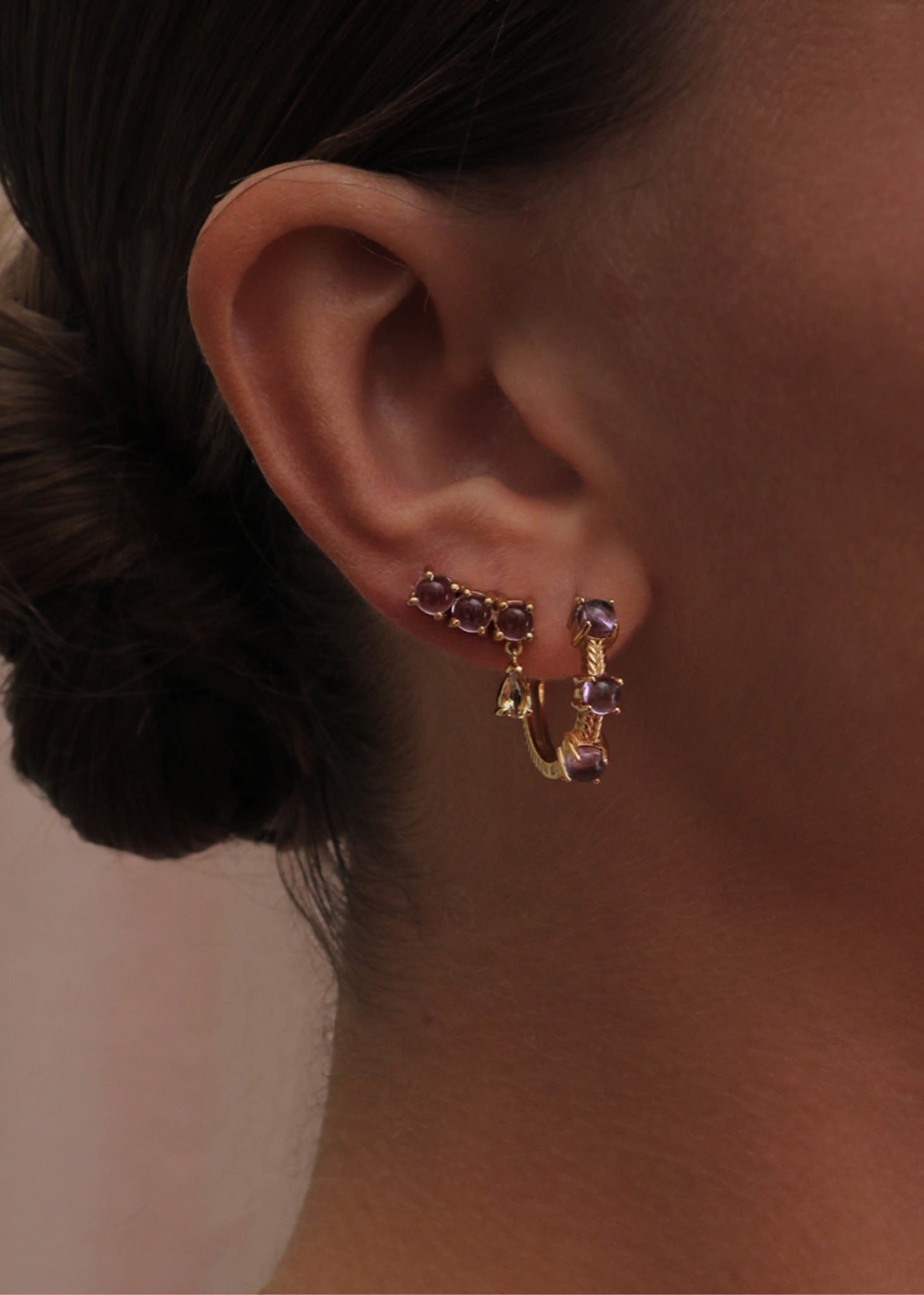 Elegante og unikke guld hoops med ædelsten, sat med runde lilla ametyst ædelsten i grabbefatninger fra Carré Jewellery