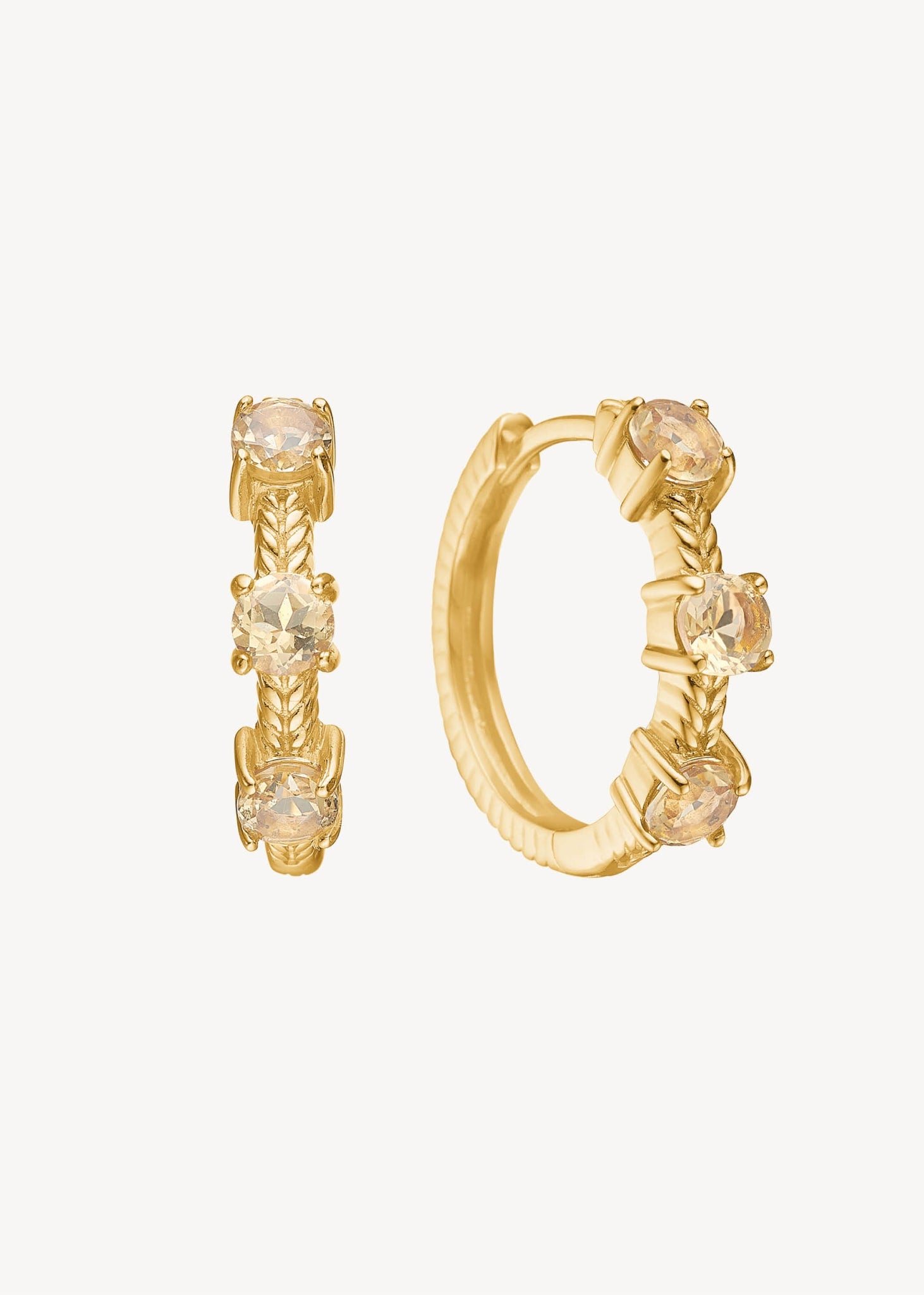 Mellemstore elegante hoops i guld med sildebensmønster til ham og hende med champagne kvarts ædelsten, perfekte til gaven til hende til festen og til studenten