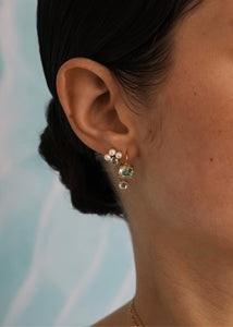 Kvinde med hænge øreringe fra carré jewellery med prasiolit og blå topas i facetslibning