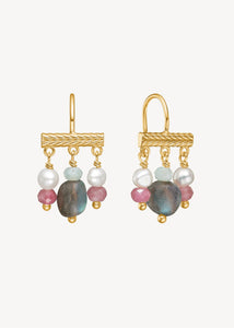 18k guldbelagt sølv lange øreringe fra Carré Jewellery med lyserød turmalin, ferskvandsperler, grøn chrysopras og labradorit ædelsten i boheme stil