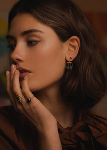 Kvinde med lange guld øreringe fra carré jewellery med grøn agat og labradorit ædelsten