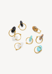 Nour øreringe fra carré jewellery til mænd og kvinder i guld med genanvendte ædelsten 