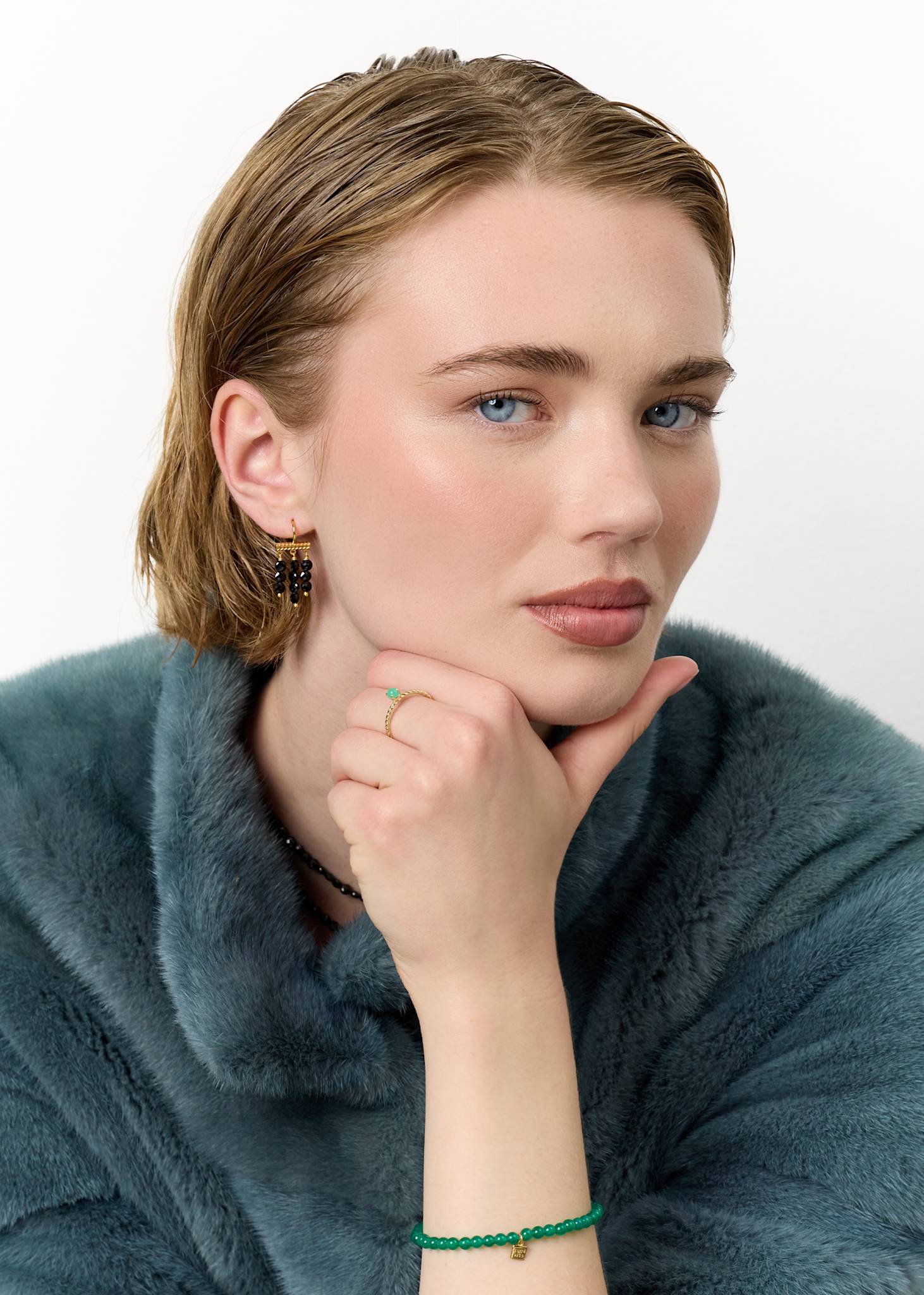 Valentina örhängen med Svart Spinel - guldpläterad