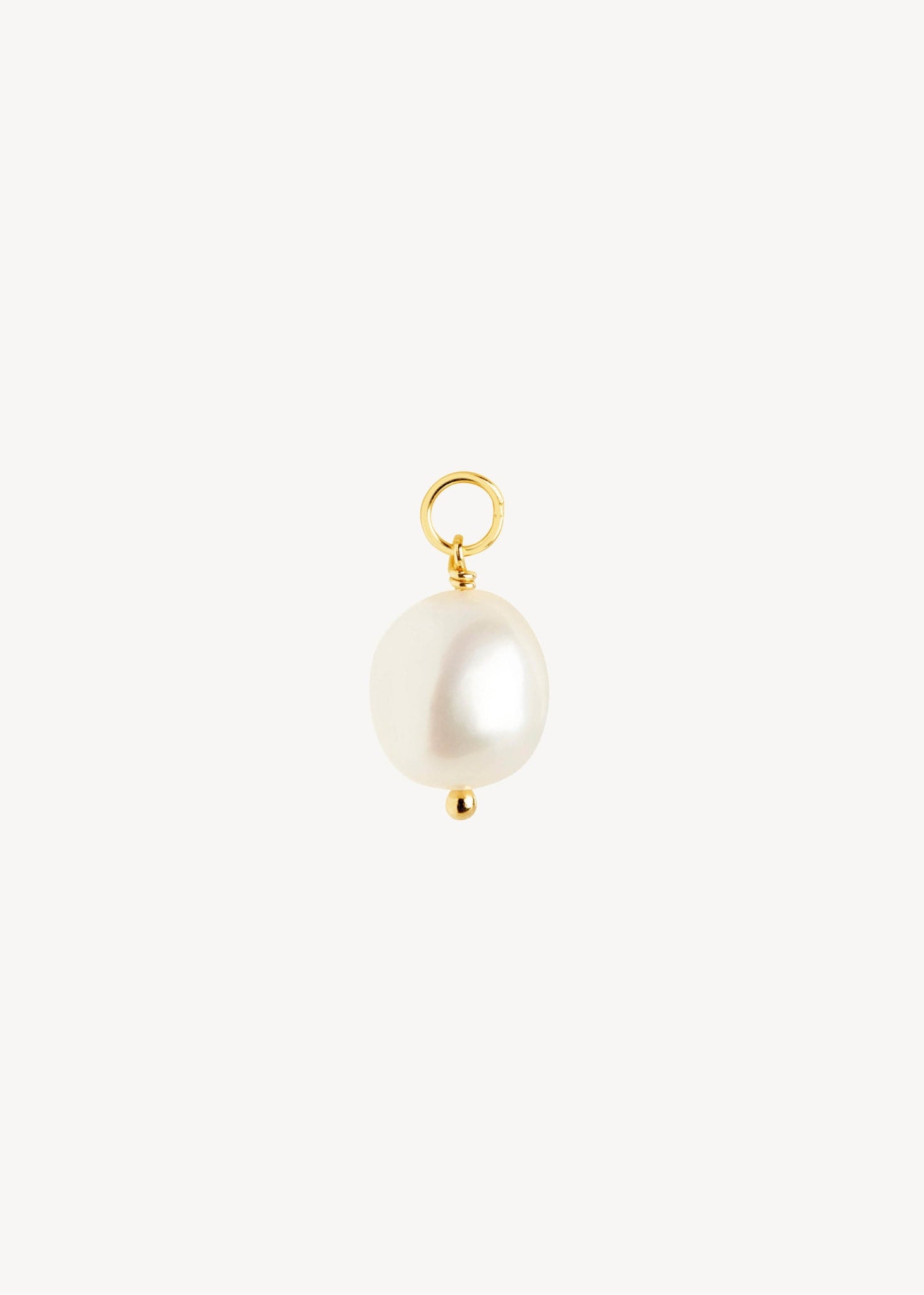Perlecharm til øreringe og hoops i guld med en stor rund hvid ferskvandsperle, kan også bruges som vedhæng til halskæder og armbånd, perfekt gave til hende og ham under 400 kr 