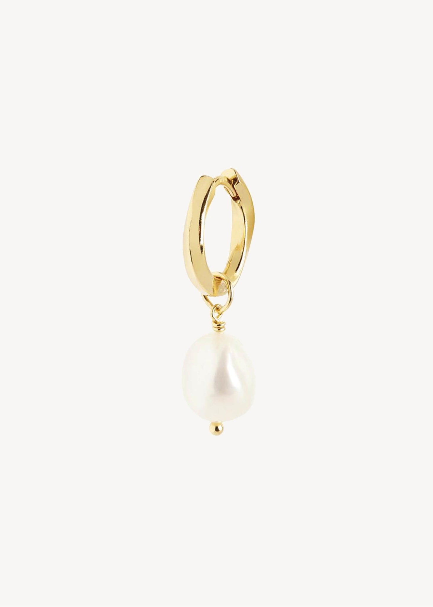 Perleøreringe i guldbelagt sterling sølv fra carré jewellery 