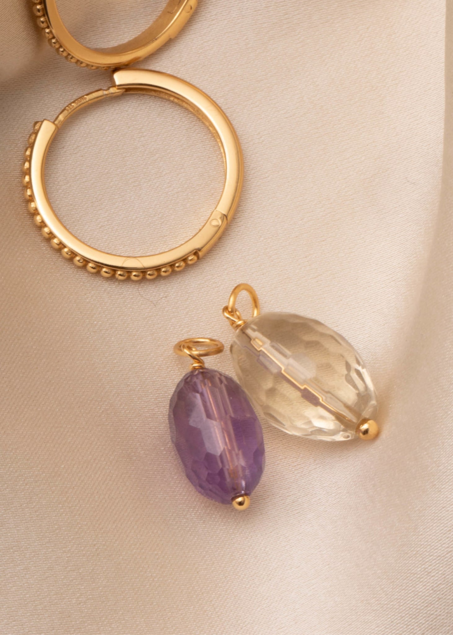Hoops og charms i balloon modellen fra carré jewellery med lilla ametyst og et charm med gul kvarts 