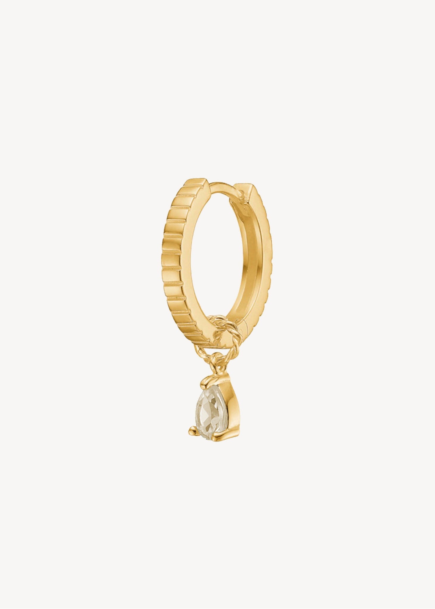 Hoop og charm  i guldbelagt sterling sølv med champagne kvarts charm fra carré jewellery til design dine egne øreringe 