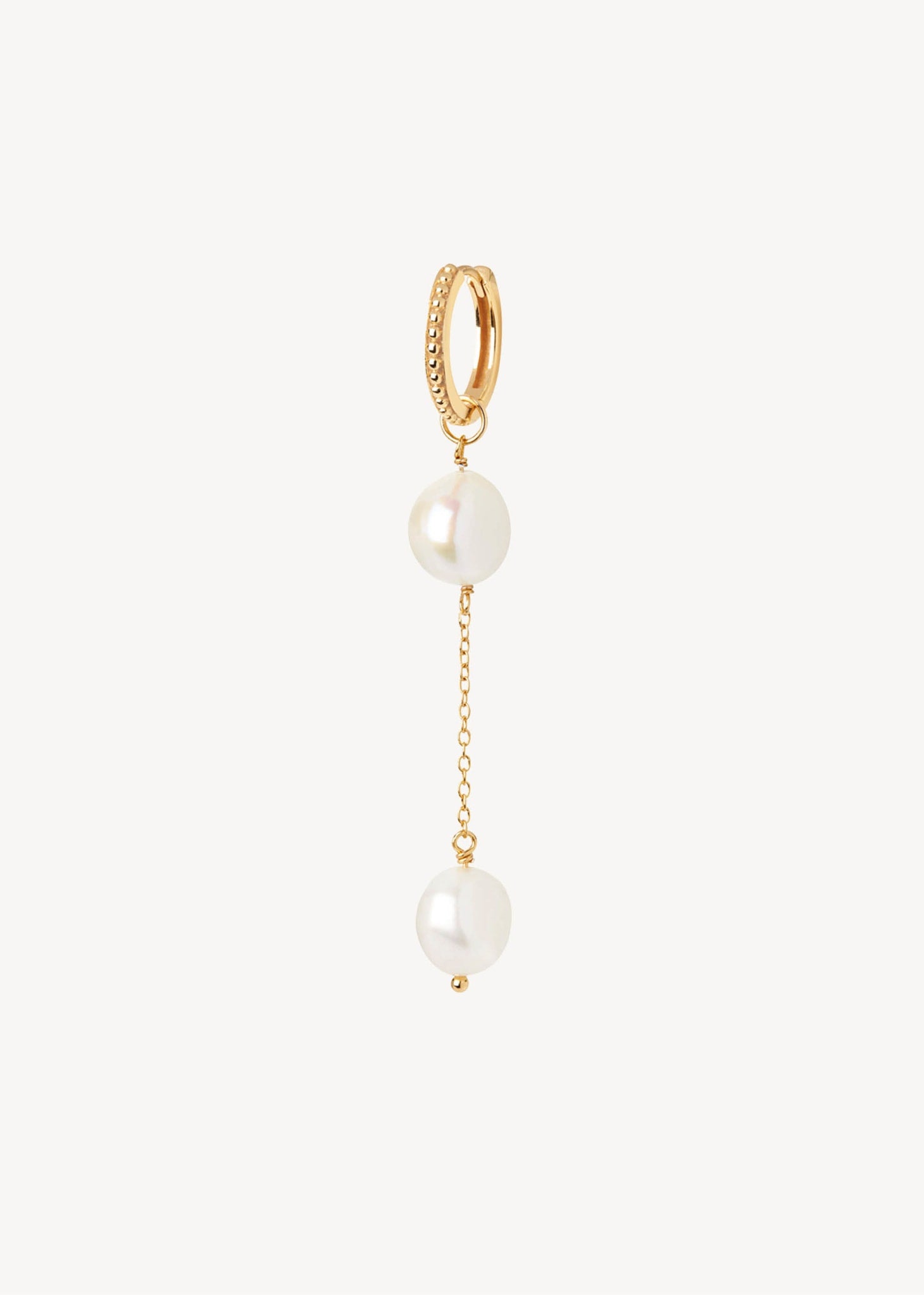 Perleøreringe til lange hængeøreringe med hoops og charms fra carré jewellery i guldbelagt sterling sølv med ferskvandsperler, perfekt gave til hende 