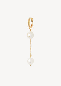 Perleøreringe til lange hængeøreringe med hoops og charms fra carré jewellery i guldbelagt sterling sølv med ferskvandsperler, perfekt gave til hende 