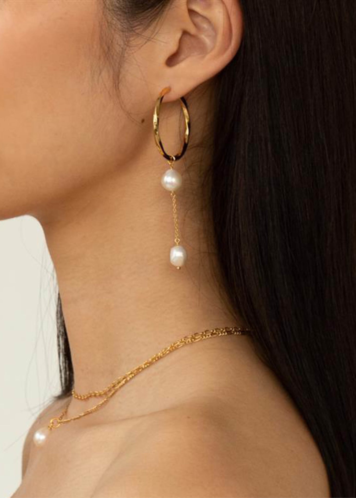 Lange perleøreringe til kvinder med hoops og charms med hvide ferskvandsperler i guld, perfekt gave til hende 