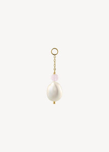 Smukt charm til øreringe og halskæder med rosa kvarts og en dråbe af ægte ferskvandsperle i guld, perfekt gave til hende