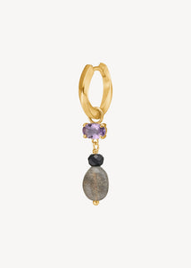 Hoop og charm ørering fra carré jewellery i guld med ægte ædelsten i hængeørering stil 