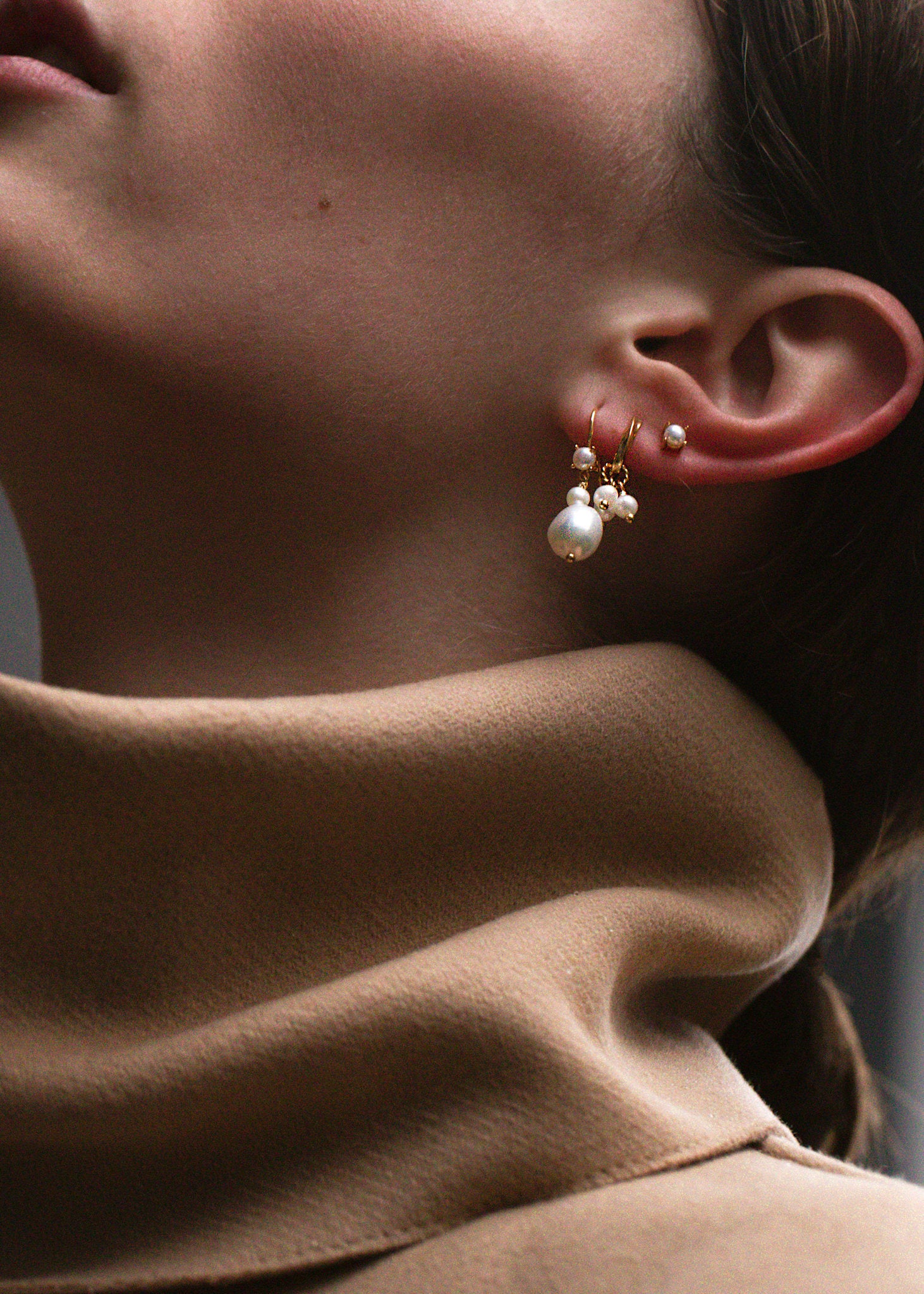 Kvinde med perleøreringe fra carré jewellery i guld 