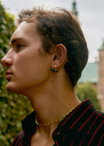 Mand med hoops og charms øreringe fra carré jewellery i guld med røg kvarts ædelsten til mænd og kvinder