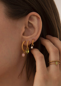 Kvinde med hoops og charms fra carré jewellery med farverige ægte ædelsten i pink opal, ferskvandsperle og grøn peridot ædelstene