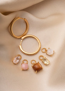 Hoops og charms fra carré jewellery med ægte ædelsten i guld - design din egen ørering hos carré jewellery 