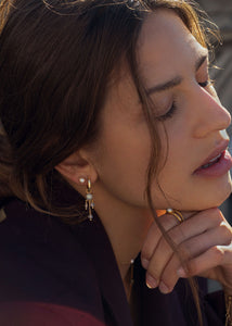 Kvinde med lange hængeøreringe i guld med hoop ørering fra carré jewellery med labradorit ædelsten