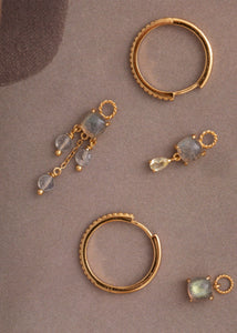 Hoops og charms fra carré jewellery med labradorit i guldbelagt sterling sølv 