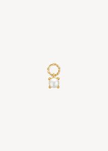 lille charm til øreringe i guldbelagt sterling sølv med en rund hvid ferskvandsperle, perfekt gave til hende under 400 kr og sødt vedhæng til design dine egne øreringe 
