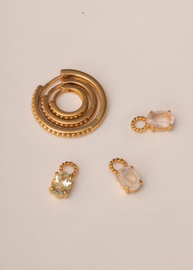 Hoops og charms i guldbelagt sterling sølv fra carré jewellery med månesten