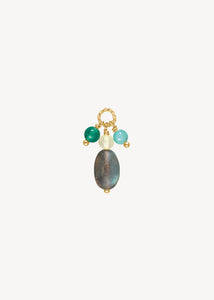 Amira charm til hoops og halskæder i guldbelagt sterling sølv med grøn agat, rutileret gylden kvarts, turkis og Labradorit ædelsten fra Carré Jewellery