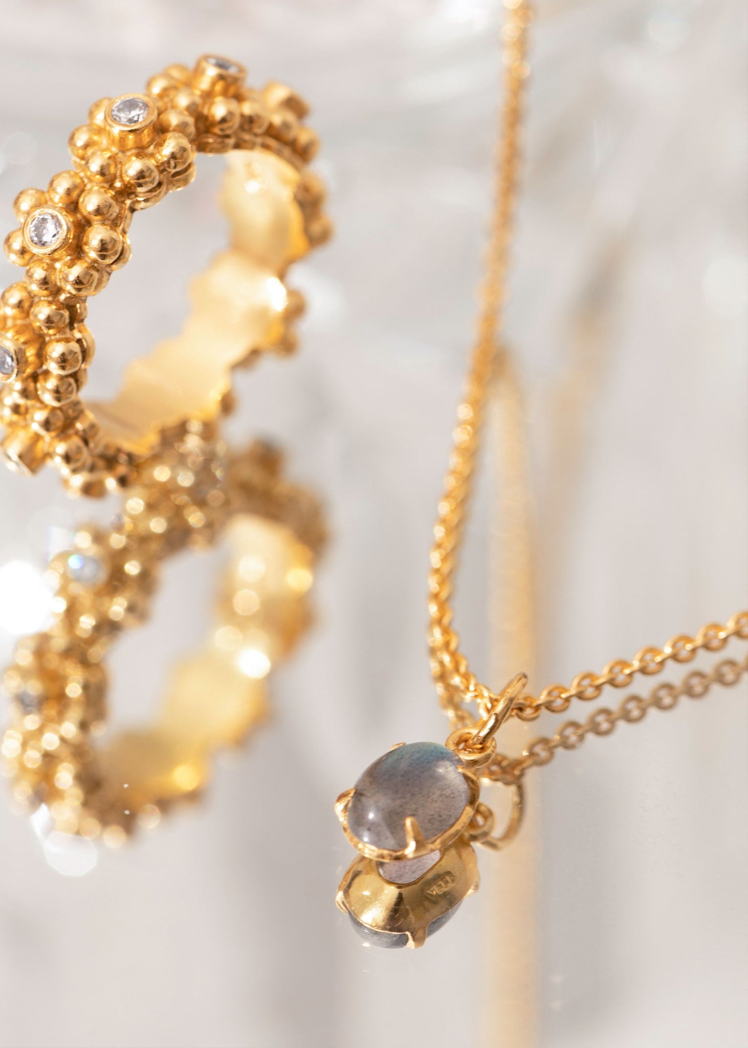 Elegant vedhæng til halskæder i guld fra carré jewellery på tilbud, med en grå labradorit ædelsten 