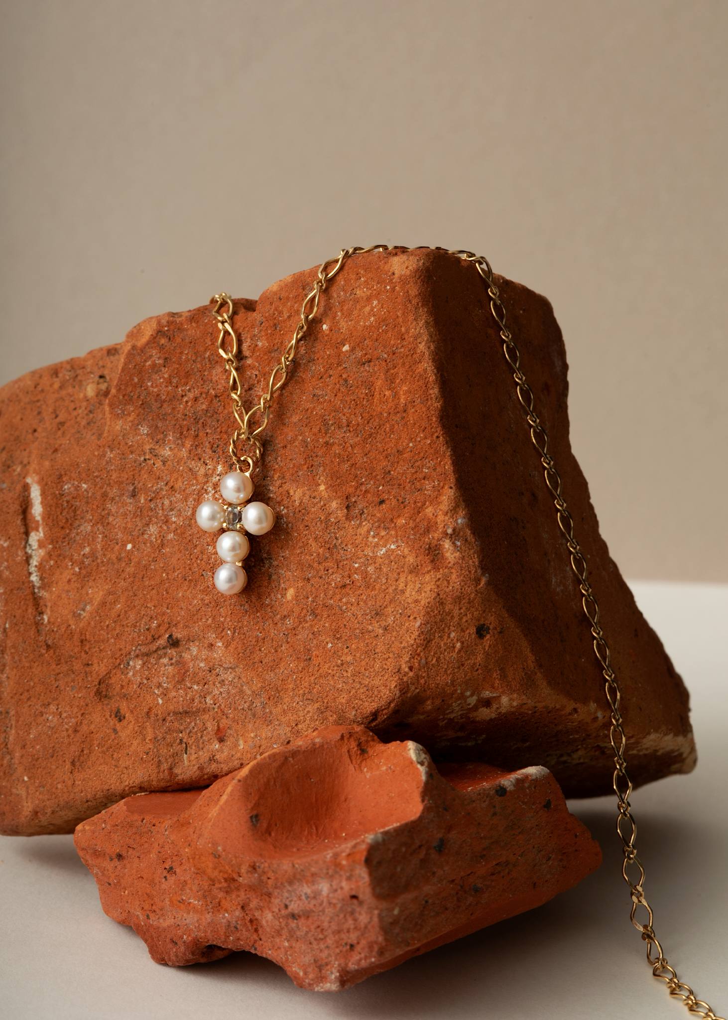 Cross hänge med Prasiolit och Pärla - guldpläterad