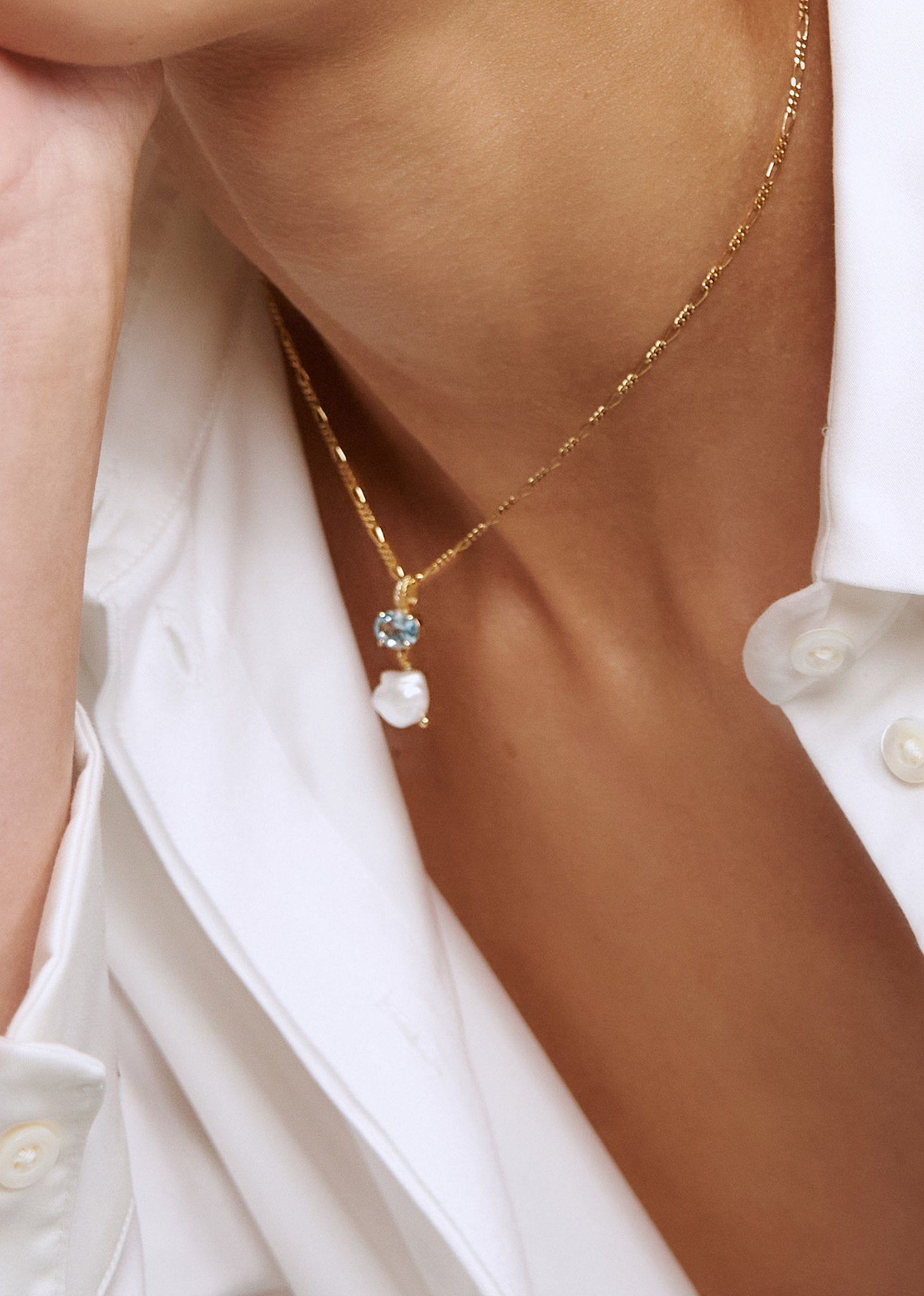 Mira hänge med blå topas och keshipärla - guldpläterad 