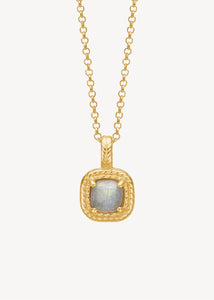 guldbelagt vedhæng til halskæder fra carré jewellery i signét stil med sildebensmønster og en rundsleben labradorit ædelsten