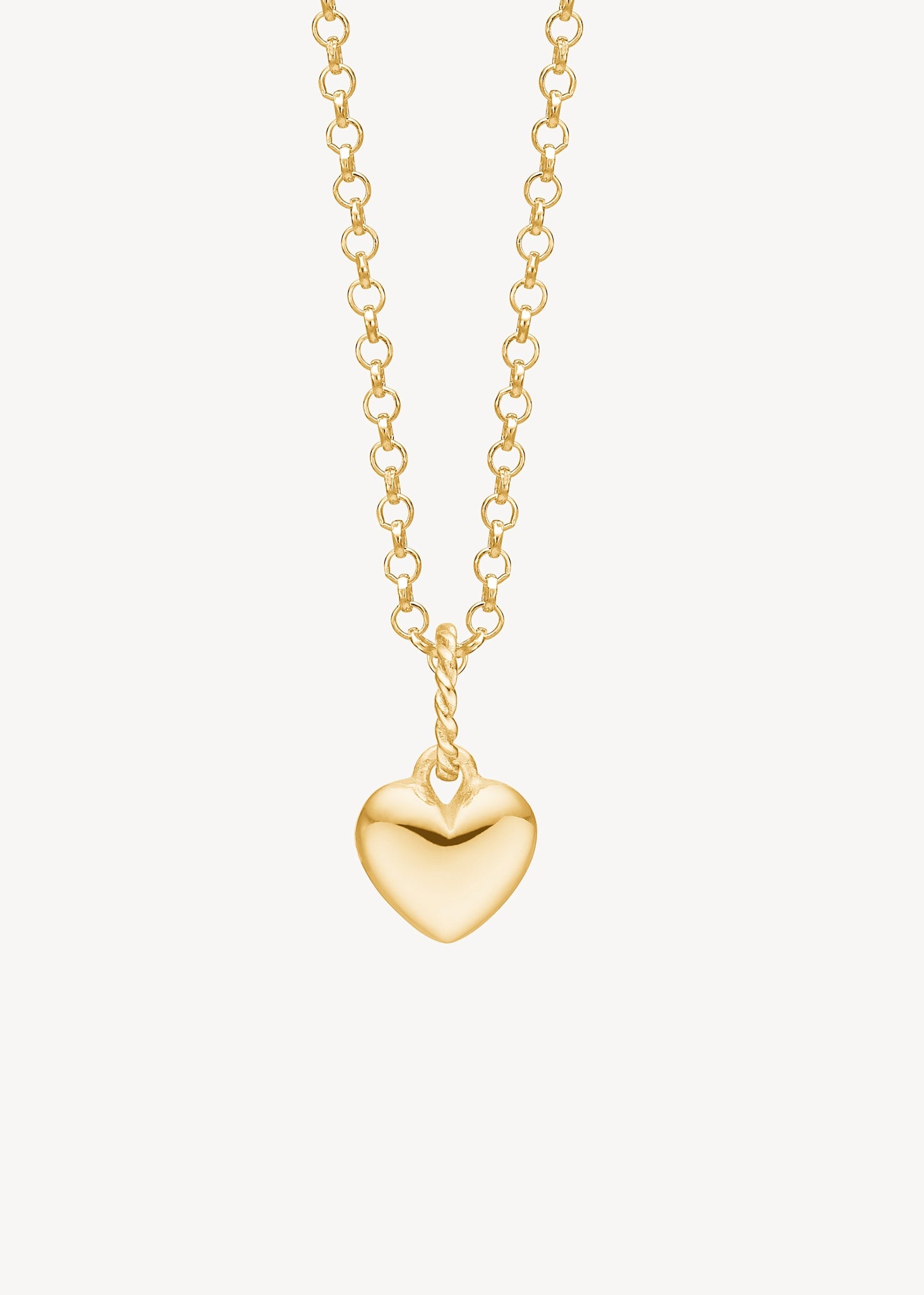 Lille hjertevedhæng til halskæder og armbånd i enkel og elegant stil i guldbelagt sterling sølv fra carré jewellery