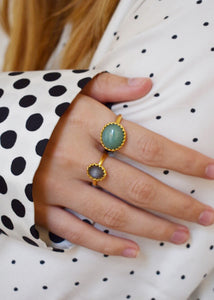 Kvinde med ring med grøn aventurin ædelsten på udsalg i guld fra carré jewellery