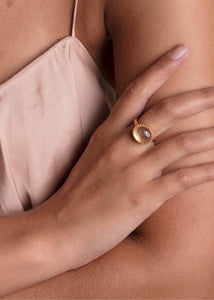 Kvinde med sød stor statement ring med lyserød rosa kvarts i guld