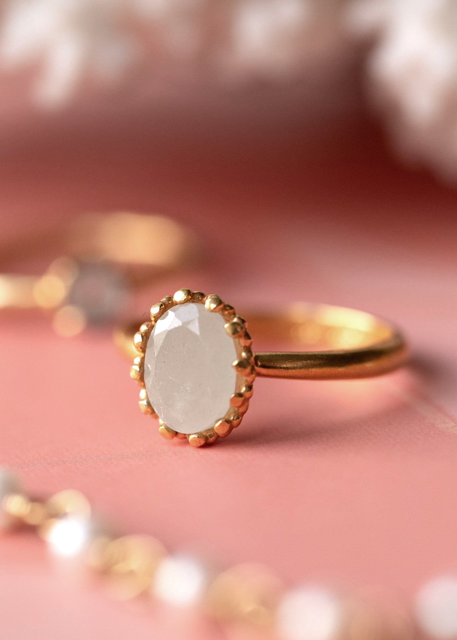 Lana ring fra carré jewellery med en akvamarin ædelsten i guldbelagt sterling sølv