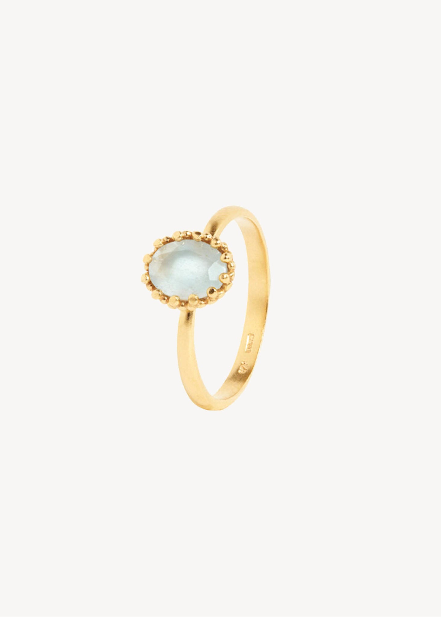 Elegant vintage inspireret ring i guldbelagt sterling sølv fra carré jewellery med en ovalslebet akvamarin ædelsten