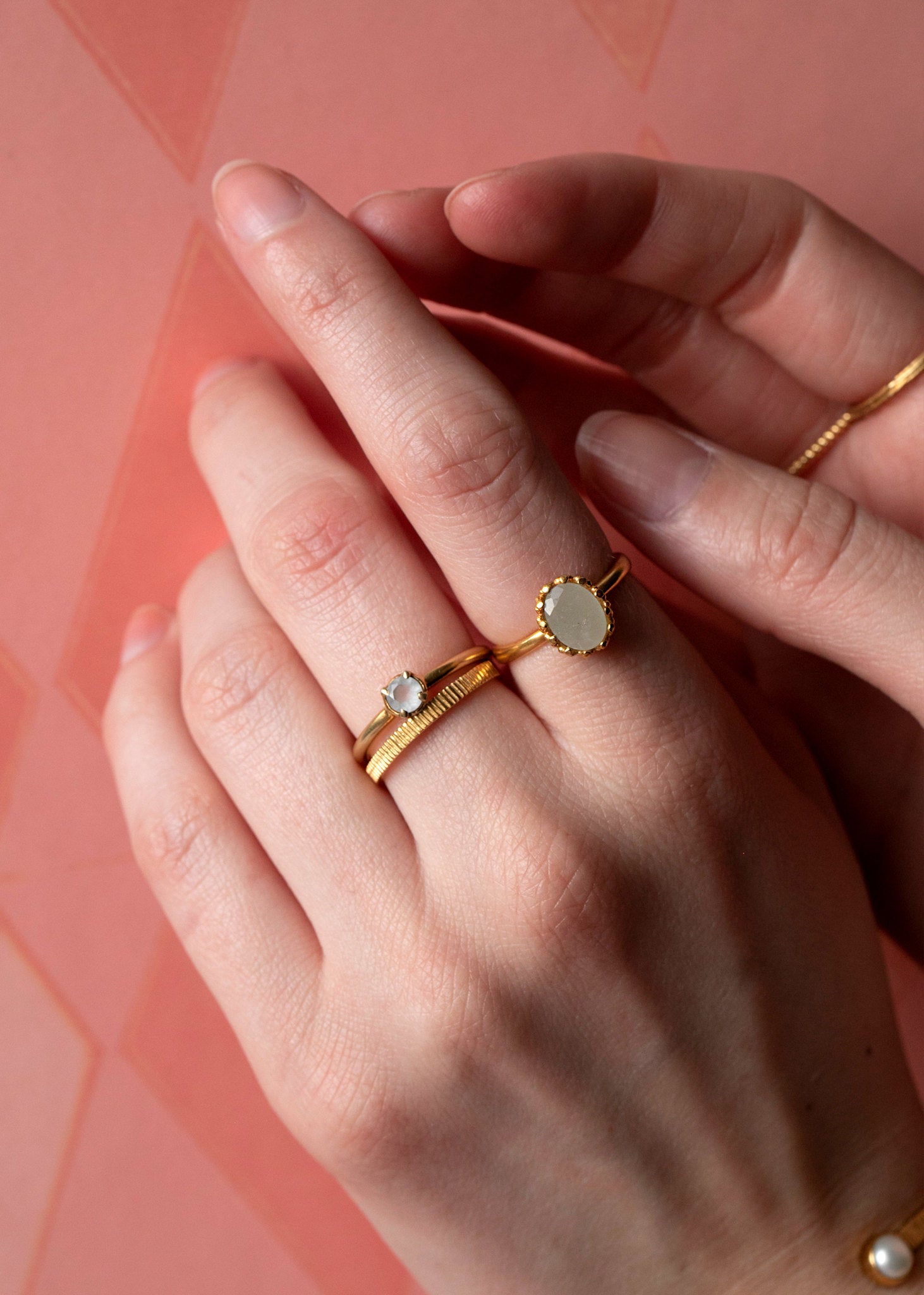 Kvindehånd med ringe i guldbelagt sølv fra carré jewellery med akavamarin ædelsten