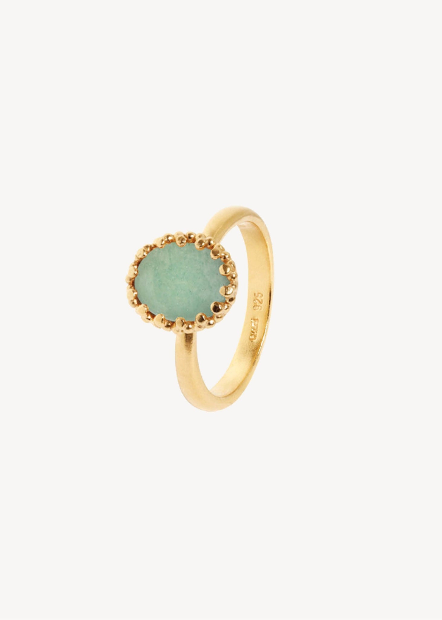 Elegant vintage inspireret lana ring fra carré jewellery med en grøn aventurin ædelsten i en blondekant i guldbelagt sterling sølv