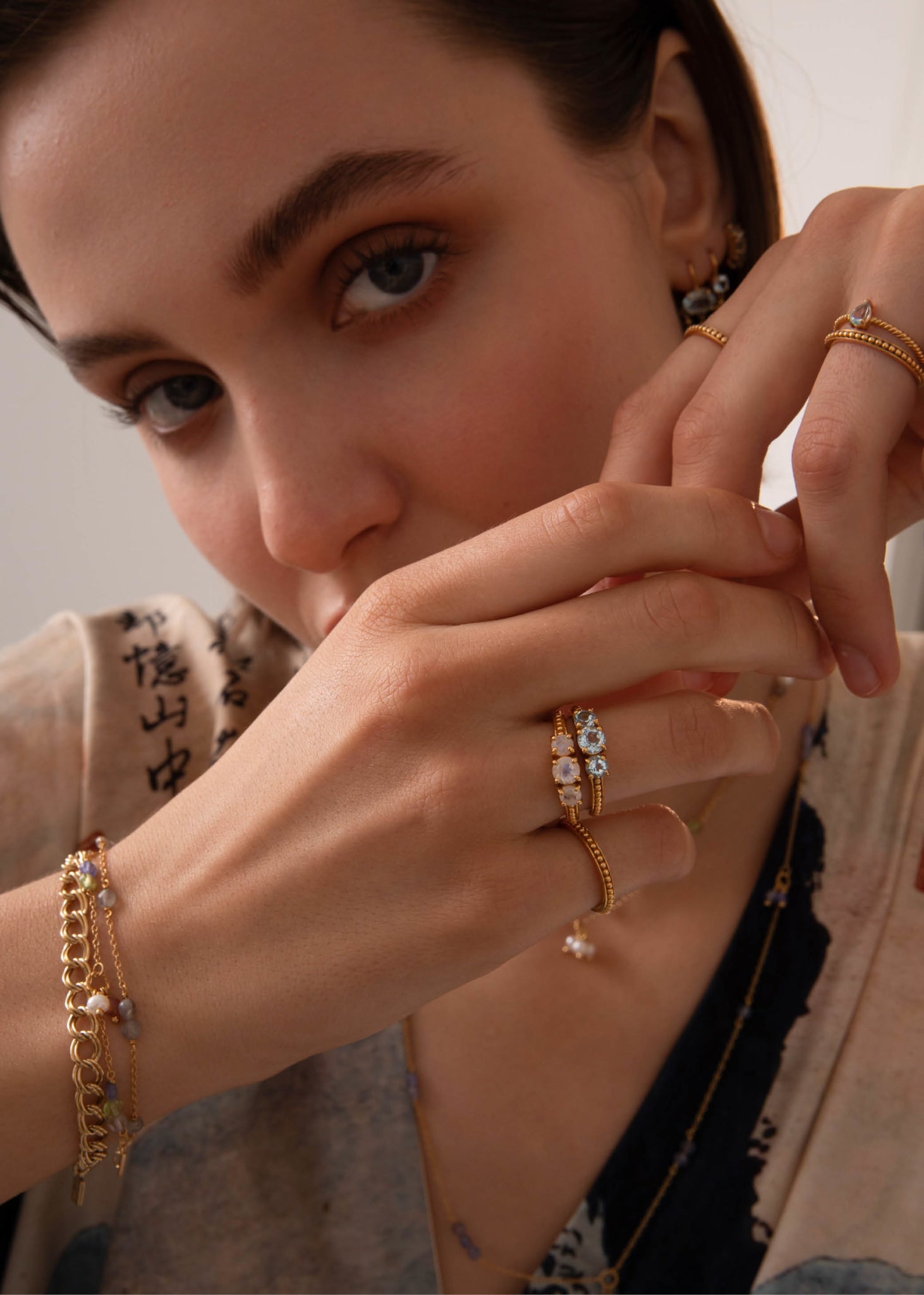 Kvinde med Valentine ring fra carré jewellery med blå topas ædelsten til hende i guld på udsalg