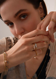 Kvinde med Valentine ring fra carré jewellery med blå topas ædelsten til hende i guld på udsalg