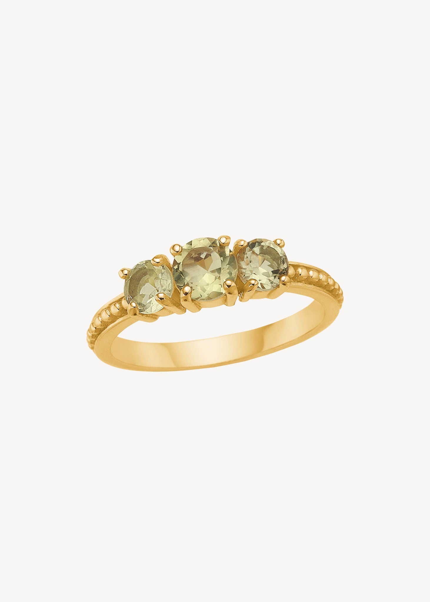 Guld ring med grønne sten og detaljeret ringskinne og tre Lemon Kvarts ædelsten i guldbelagt sterling sølv, perfekt til konfirmation og gaven til hende under 500 kr 
