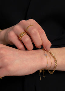 Kvinde med ring med grønne ægte ædelsten i guld på udsalg hos Carré Jewellery 