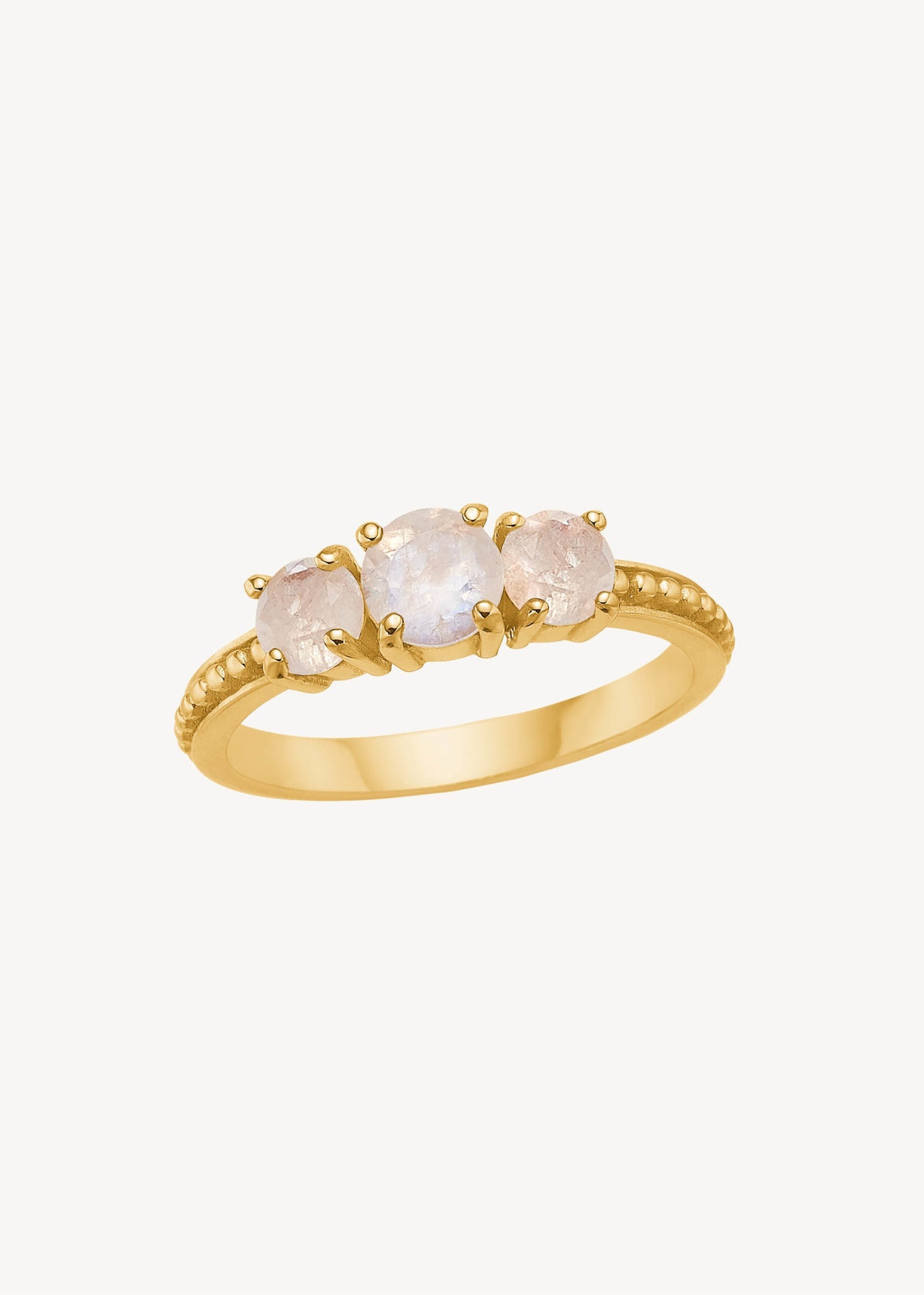 Guld månesten ring med detaljeret ringskinne og tre månesten ædelsten i guldbelagt sterling sølv, perfekt til konfirmation og gaven til hende under 500 kr og gaven til mors dag