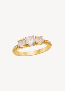 Guld månesten ring med detaljeret ringskinne og tre månesten ædelsten i guldbelagt sterling sølv, perfekt til konfirmation og gaven til hende under 500 kr og gaven til mors dag