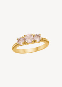 Guld ring med detaljeret ringskinne og tre Rosa kvarts ædelsten i guldbelagt sterling sølv, perfekt til konfirmation og gaven til hende under 500 kr på udsalg