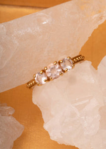 Smuk guldbelagt sølv ring med tre rosa kvarts ædelsten til hende på udsalg hos Carré Jewellery