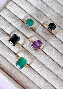 Ringe fra carré jewellerys midnight kollektion med grønne sten i guld