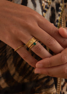 Smuk ring i guld med grøn sten, stenen er en grøn agat ædelsten, der er majs fødselssten og er en perfekt gave til hende med fødselsdag i maj